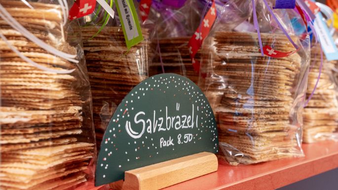 Herzstück des Ladens ist die grosse Käsetheke, die mit ihrem vielfältigen Sortiment keine Kundenwünsche offen lässt. Ebenso das breite Sortiment an bewährten und neuen Milchprodukten.