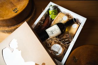 Die Geschenkbox mit dem Chäsbueb Deckel ist ein perfektes Geschenk. Kann nach Wunsch befüllt werden. 