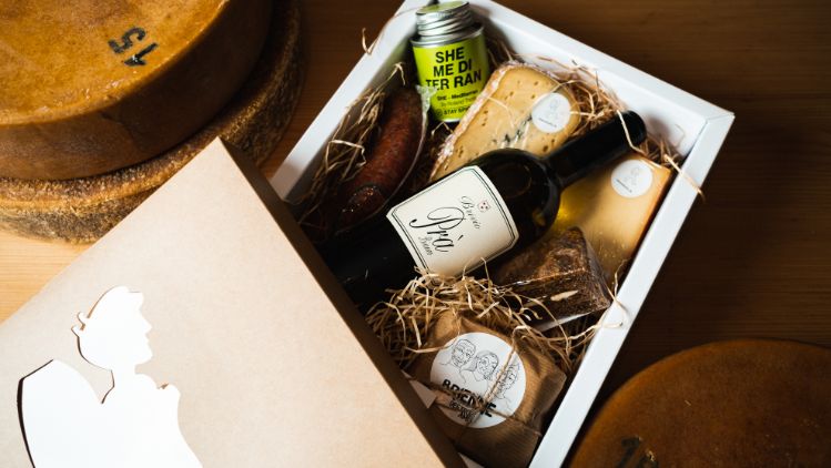 Die Geschenkbox mit dem Chäsbueb Deckel ist ein perfektes Geschenk. Kann nach Wunsch befüllt werden. 