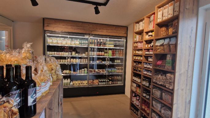 Die Chäshütte in Zollikon war ein Traditionsgeschäft und der Anbieter von Wein &amp; Käse in Zollikon. Mit dem Wechsel zum Chäsbueb Zollikon wird die Tradition weitergeführt und mit innovativen Neuheiten kombiniert. Wer etwas auf seinen Käse &amp; Wein hält, kauft im Chäsbueb Zollikon ein.