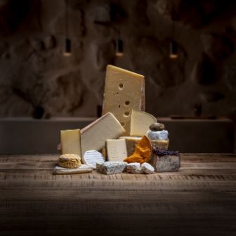 Diese Variation der Käseanschnitte zeigt die Vielfalt des Vollsortiments von Baumann Käse. 