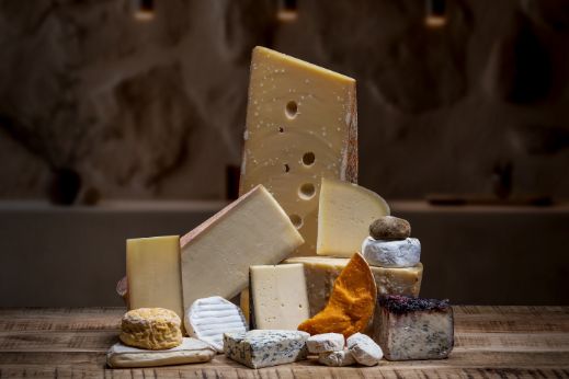 Diese Variation der Käseanschnitte zeigt die Vielfalt des Vollsortiments von Baumann Käse. 