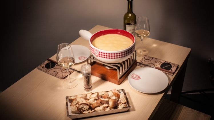Ein köstliches heisses Käsefondue vom Chäsbueb direkt im ChäsChäuer unterhalb vom Chäsbueb geniessen. Passender Weisswein und Brot oder Kartoffeln dazu und der Genuss ist perfekt.