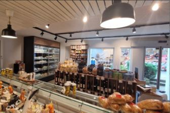 Die Chäshütte in Zollikon war ein Traditionsgeschäft und der Anbieter von Wein &amp; Käse in Zollikon. Mit dem Wechsel zum Chäsbueb Zollikon wird die Tradition weitergeführt und mit innovativen Neuheiten kombiniert. Wer etwas auf seinen Käse &amp; Wein hält, kauft im Chäsbueb Zollikon ein.