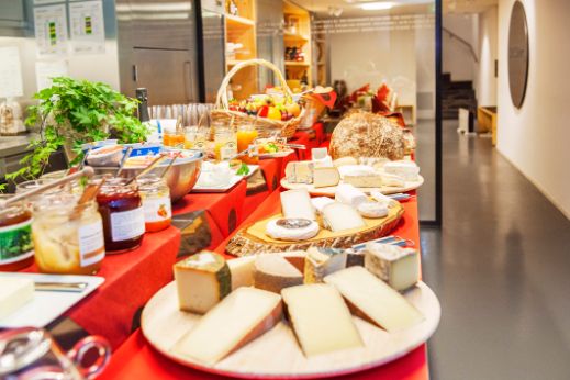 Jeden Samstag gibt es im ChaesChaeuer den Samstagsbrunch. Viel Käse ist da ein Muss. Nebst Käse ist das Buffet mit Wurst, Fleisch, Joghurt, Eier, Konfitüre, Müesli und Brot oder Zopf serviert.