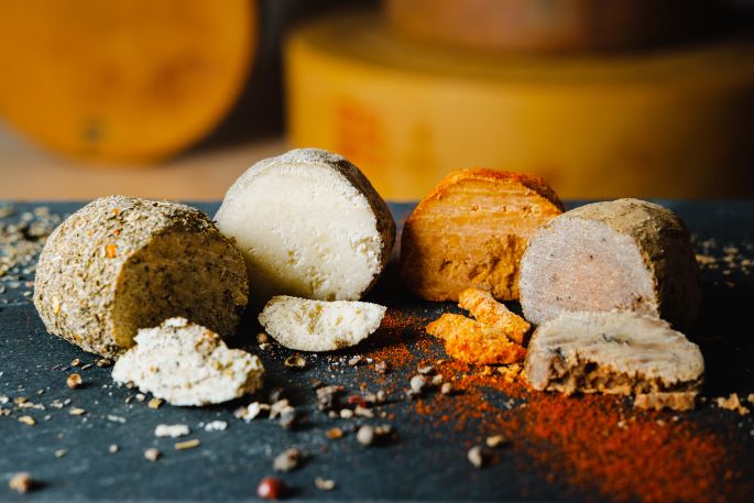 Die Bärner Küssli sind kleine, kartoffelförmige Käse aus pasteurisierter Kuhmilch. Ummantelt von Kräutern, Pfeffer, Cayennepulver oder Trüffel-Steinpilz.