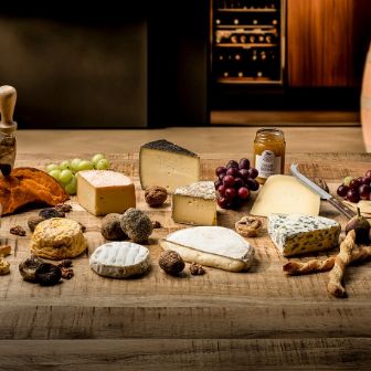 Die Käseplatte direkt auf dem Tisch aufdecken. Es darf auch mal anders sein und ganze Käsestücken passen perfekt dazu. Eine Vielfalt von Halbhart-, Weich-, Blauschimmel- und Hartkäse. Die besten Käse bei Baumann Käse kaufen.