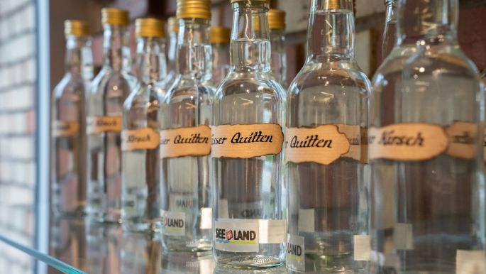 Herzstück des Ladens ist die grosse Käsetheke, die mit ihrem vielfältigen Sortiment keine Kundenwünsche offen lässt. Ebenso das breite Sortiment an bewährten und neuen Milchprodukten.