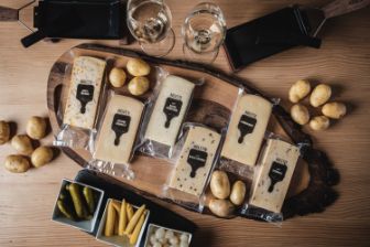 Ein Ausschnitt vom Chäsbueb Raclettesortiment. Mehr als 20 Sorten von klassischen bis hin zu gewagten Geschmäcker im Chäsbueb kaufen.