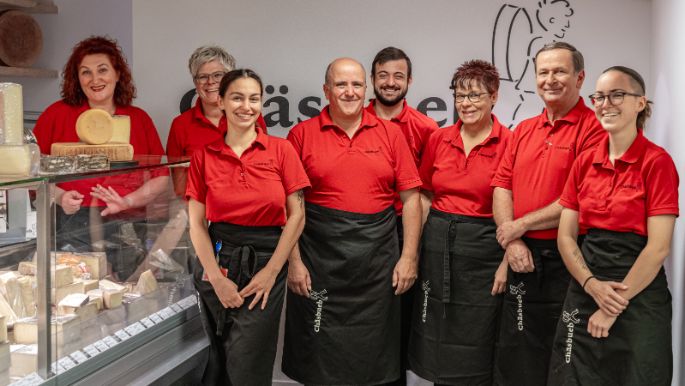 Unsere Chäsmeitschis und Chäsbuebe freuen sich auf Sie und beraten Sie nach Ihren Wünschen.