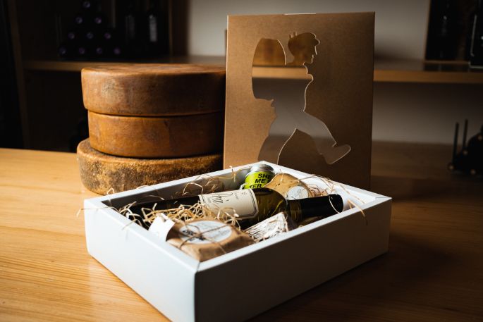 Die Geschenkbox vom Chäsbueb kann selbst zusammengestellt werden und bietet Platz für Käse und passende Zusatzprodukte.