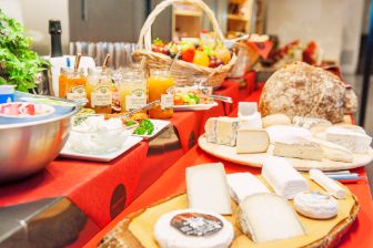 Jeden Samstag gibt es im ChaesChaeuer den Samstagsbrunch. Viel Käse ist da ein Muss. Nebst Käse ist das Buffet mit Wurst, Fleisch, Joghurt, Eier, Konfitüre, Müesli und Brot oder Zopf serviert.