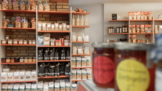 Herzstück des Ladens ist die grosse Käsetheke, die mit ihrem vielfältigen Sortiment keine Kundenwünsche offen lässt. Ebenso das breite Sortiment an bewährten und neuen Milchprodukten.