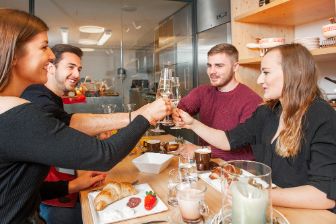 Jeden Samstag gibt es im ChaesChaeuer den Samstagsbrunch. Viel Käse ist da ein Muss. Nebst Käse ist das Buffet mit Wurst, Fleisch, Joghurt, Eier, Konfitüre, Müesli und Brot oder Zopf serviert.