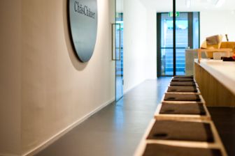 ChäsChäuer in Bern ist das Restaurant unterhalb vom Chäsbueb. Als Gast geniesst man die Käsesorten vom Laden oben oder Fondue, Raclette oder Käsewähen können bestellt werden. Ein langer Tisch vereint die verschiedenen Gäste zusammen und lädt zum Austausch ein. Das Restaurant ist hell und mit viel Holz gestaltet. Käselaibe sind in Regalen zur Reifung und in den Kühlschränken befinden sich Weichkäse zur Reifung.