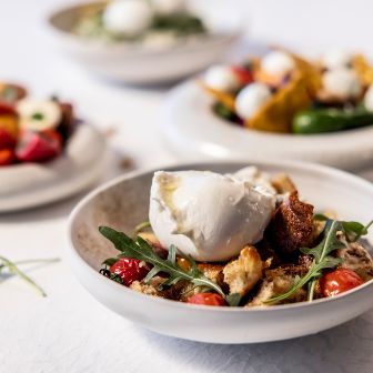 Sommersalate mit Mozzarella und Burrata