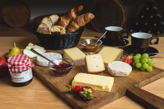Tauchen Sie ein in einen schmackhaften Brunch-Genuss mit unserer exquisiten Chäsbueb Käsebox, perfekt abgestimmt für Ihre entspannten Morgenmomente