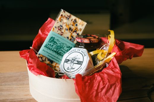 Die Geschenkbox vom Chäsbueb kann selbst zusammengestellt werden und bietet Platz für Käse und passende Zusatzprodukte.