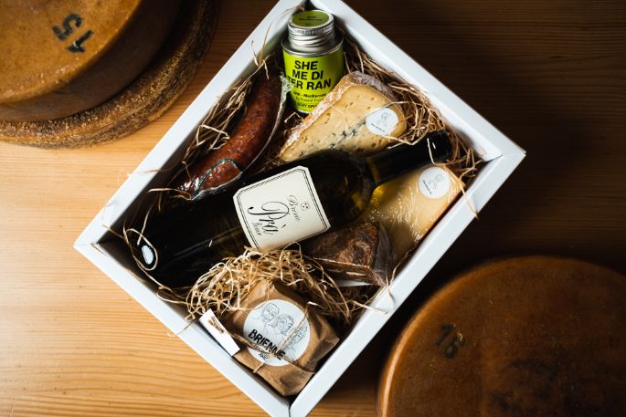 Die Geschenkbox vom Chäsbueb kann selbst zusammengestellt werden und bietet Platz für Käse und passende Zusatzprodukte.