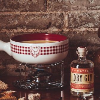 Das geschmackvolle Chäsbueb Fondue verfeinert mit dem Berner Matte Gin. 