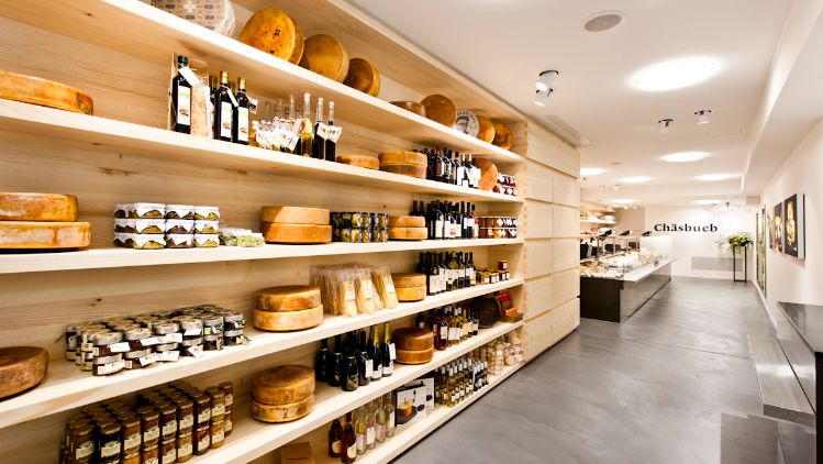 Über die Jahre hat sich der Chäsbueb in der Berner Altstadt zum modernen Käsegeschäft gewandelt.