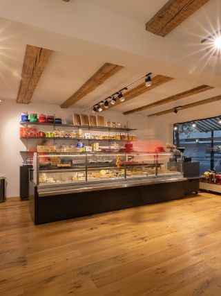 Das charmante Käsefachgeschäft überzeugt nicht nur mit einem harmonischen Ambiente sondern mit seinen ambitionierten Chäsmeitschi.